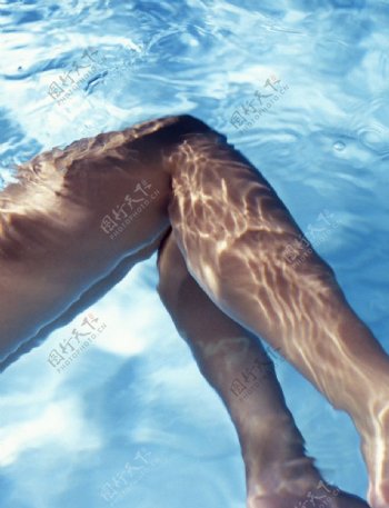 水中美腿图片