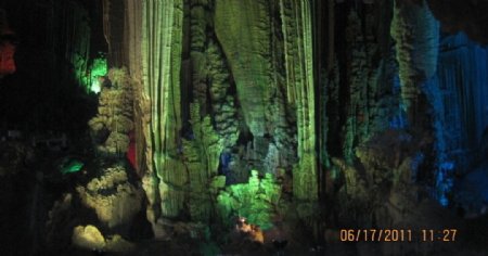 岩洞奇景图片