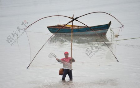 捕鱼渔民撒网小船图片