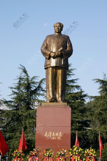 毛主席铜像图片