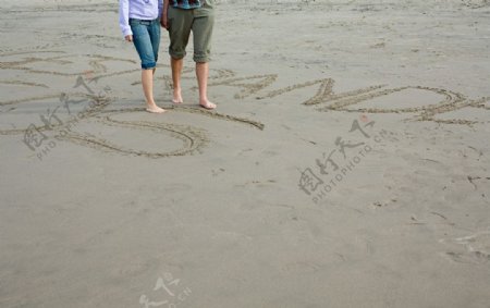 沙滩恋人特写爱心图片