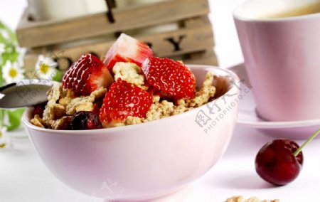 草莓燕麦早餐图片