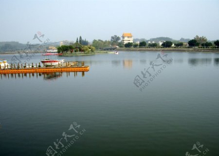 湖光山色水面映景图片