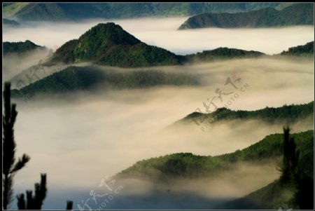 云雾山峰图片