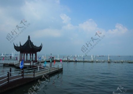 青浦淀山湖的帆船图片