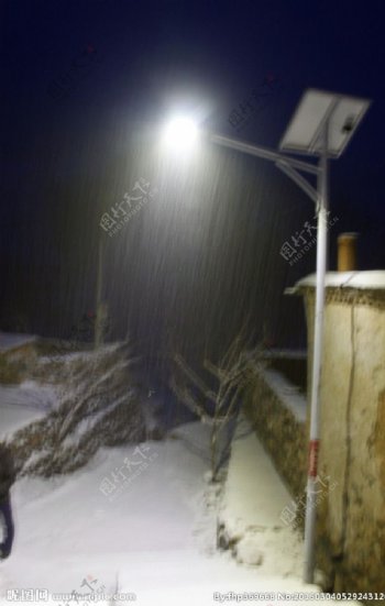 雪后路灯图片