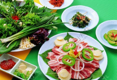 韩国五花肉和配菜图片
