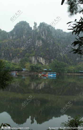 湖边石山图片