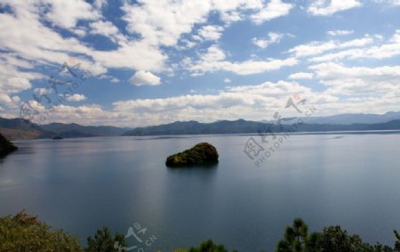 湖中孤岛图片