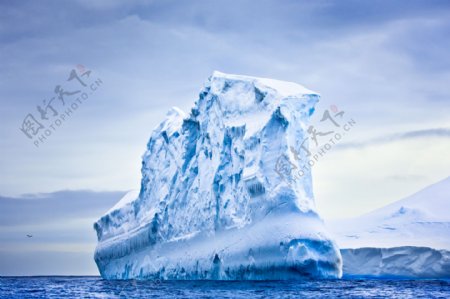 冰山湖水图片