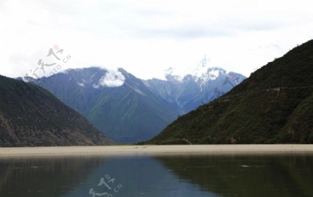 雅鲁藏布江两岸风景图片