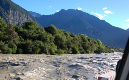 西藏湍急的江水图片