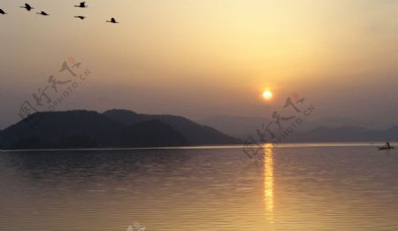 磁湖夕阳照图片