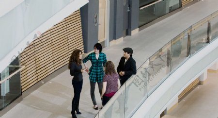 校楼走廊里聊天的大学生萨里大学英格兰萨里大学图片