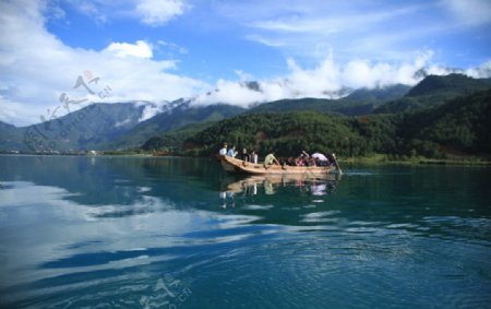 泸沽湖水图片