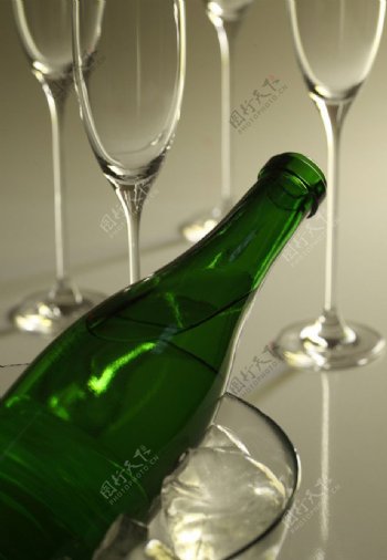 酒瓶酒杯玻璃杯图片