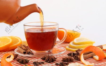 醇香茶水和水果图片