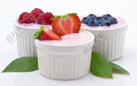 果味酸奶水果绿叶图片