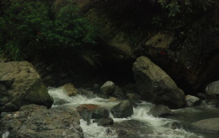 峨嵋山溪水图片