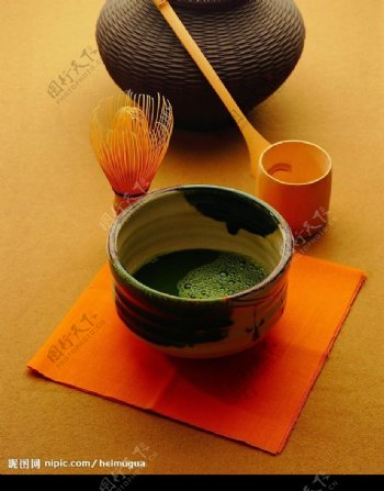 绿饮料陶罐木勺刷子图片