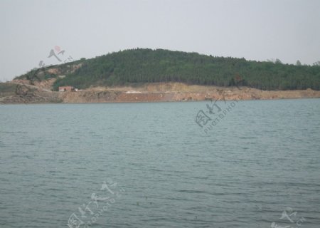 湖泊绿山图片