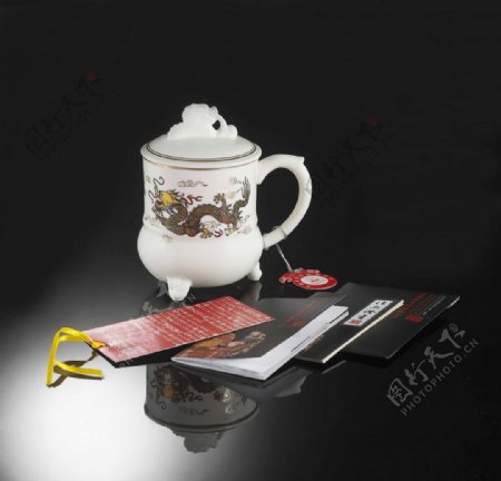 白玉瓷双龙茶杯图片