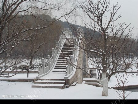 雪中拱桥图片