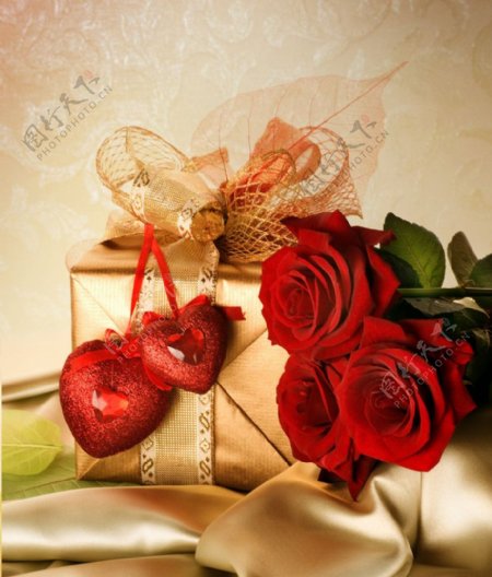 玫瑰和爱心香包礼盒图片