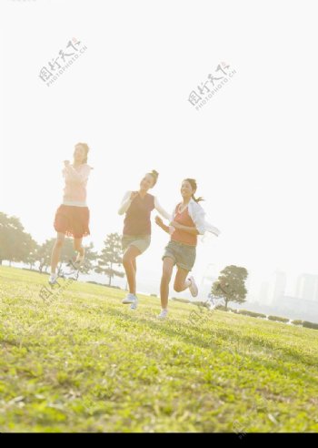 跑步女孩图片