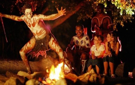 土著人手舞足蹈图片