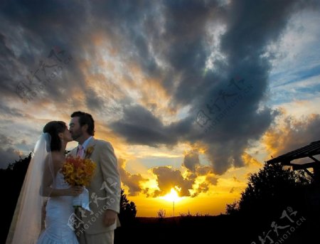 婚礼两人天空图片