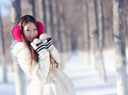 雪中女孩图片