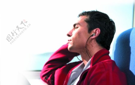 戴耳机的商务男性背景素材图片