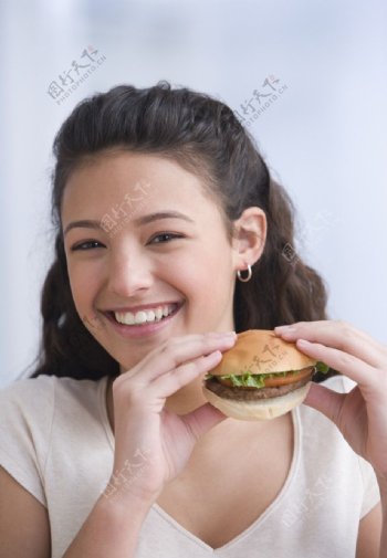 吃汉堡的美女图片