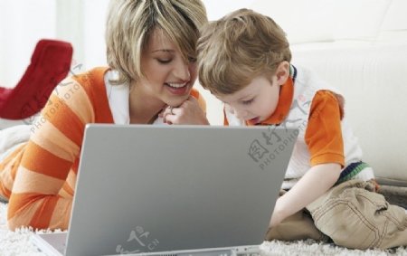 看笔记本电脑的妈妈和孩子图片