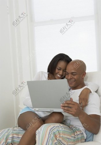 幸福夫妻一起看电脑图片