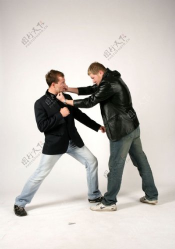 搏斗的2个男人图片