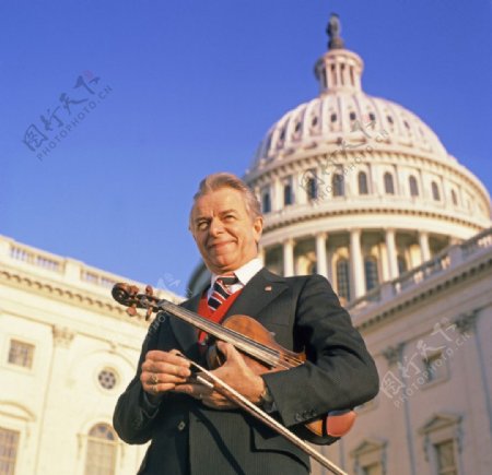 国会山前的小提琴家图片
