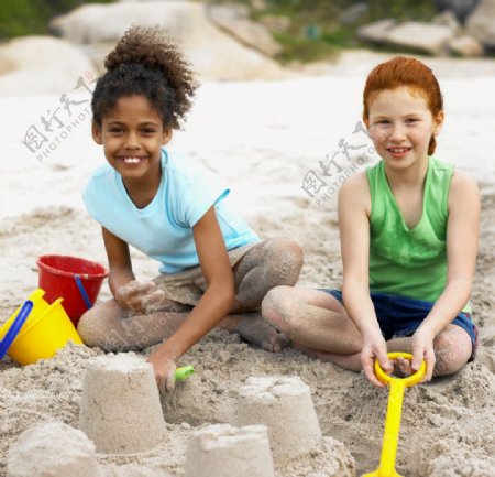 沙滩快乐玩耍的小女孩图片