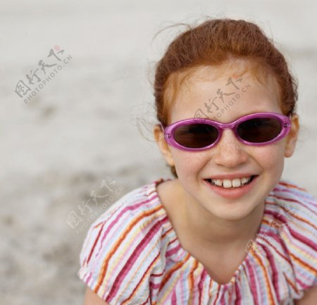沙滩快乐的小女孩图片