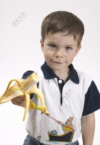 吃香蕉的孩子图片
