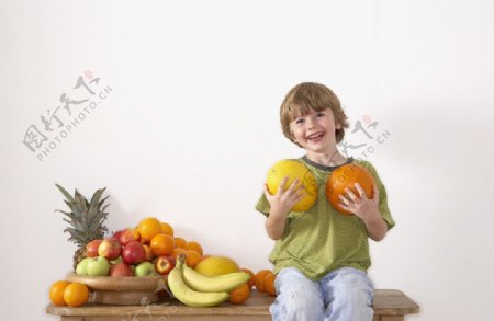 抱着水果的孩子图片
