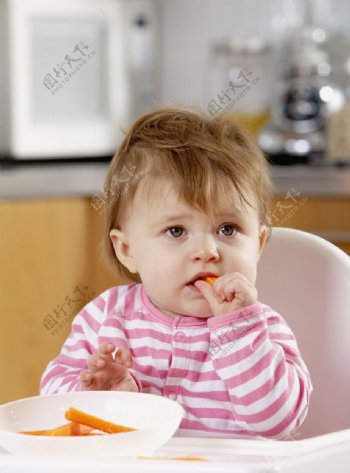 吃红萝卜的婴儿宝宝图片