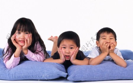 三个小孩子图片