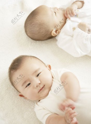 两个可爱婴儿宝宝图片