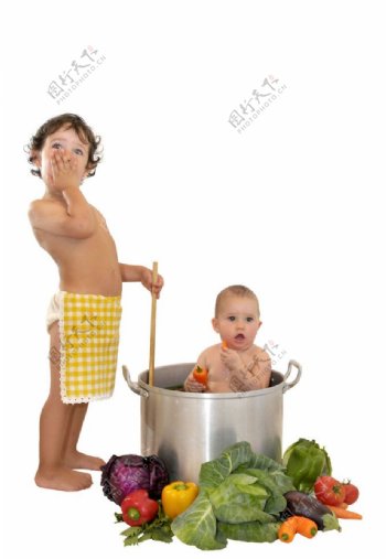 坐在桶里洗菜玩耍的婴儿宝宝图片