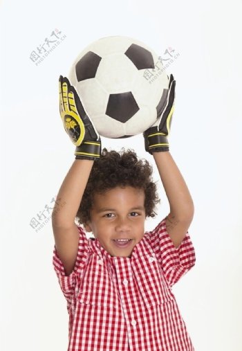 玩足球的小男孩图片