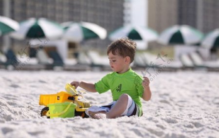 在沙滩上玩耍的小男孩图片