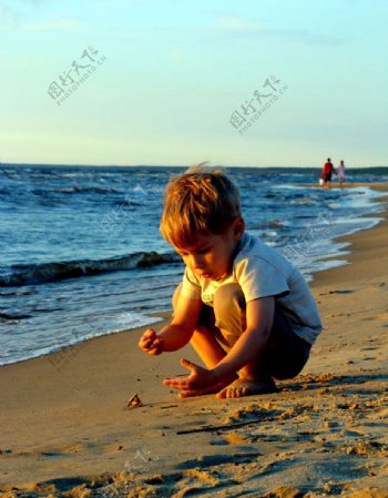 夕阳下海边海边的小孩图片
