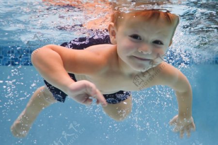 儿童游泳水下摄影图片